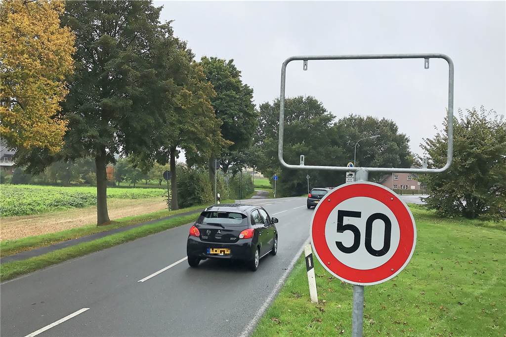 Ortsschild „Altstätte“: Schlechte Fälschung oder echte Panne? Noch ist der Rahmen des Ortsschildes leer. Dafür gibt es aktuell ein provisorisches Tempo-50-Schild. Es markiert so über die Geschwindigkeitsvorgabe den Ortseingang.