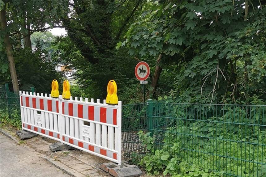 Ende in Sicht: Seit vielen Monaten gesperrter Fußweg wird jetzt saniert Noch ist der Weg gesperrt. Aber die Sanierungsarbeiten laufen. Bald sollen Fußgänger hier wieder hergehen können.