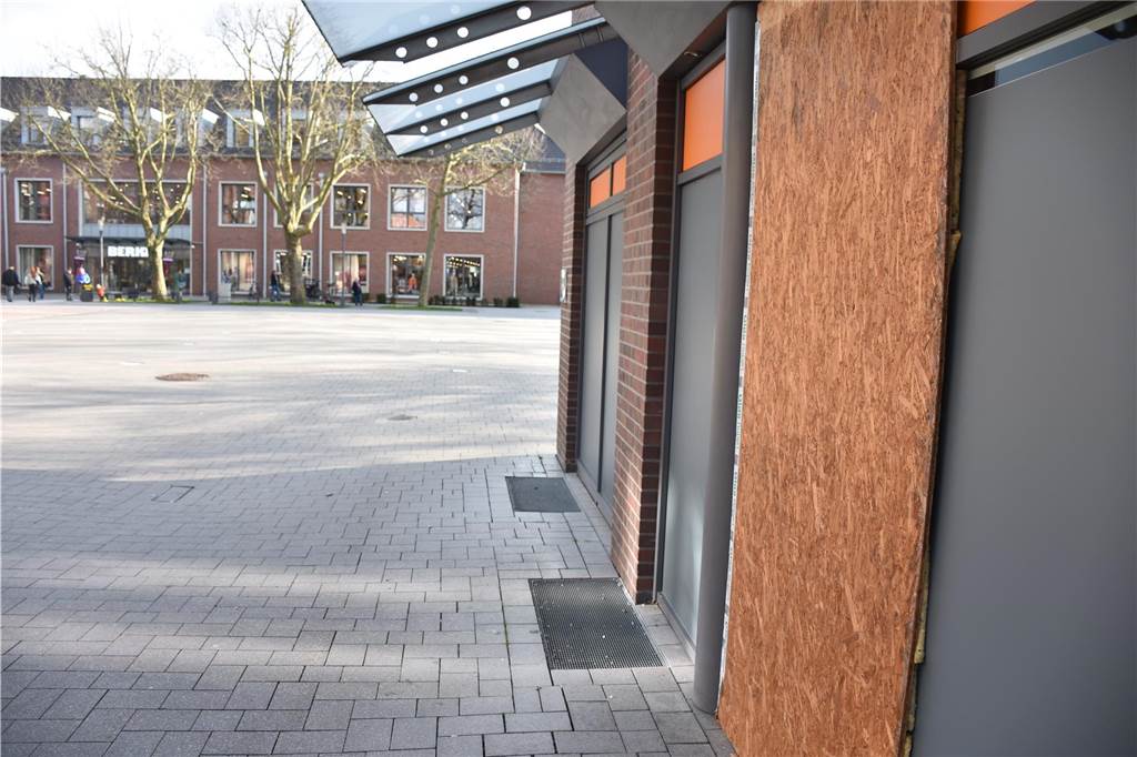 Der Eingang der ehemaligen C&A-Filiale ist mit einem Brett verschlossen. Im Hintergrund sind der Rathausplatz und das Kaufhaus Berken zu sehen.