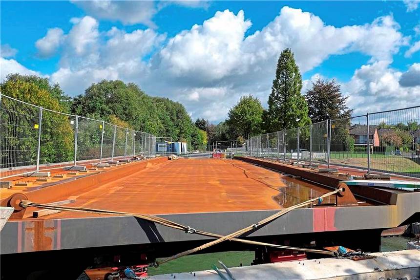 Nächste Woche soll die Brücke am Schiffshebewerk abgesenkt werden Noch ist die Hebewerkbrücke nicht auf Fahrbahn-Niveau abgesenkt.