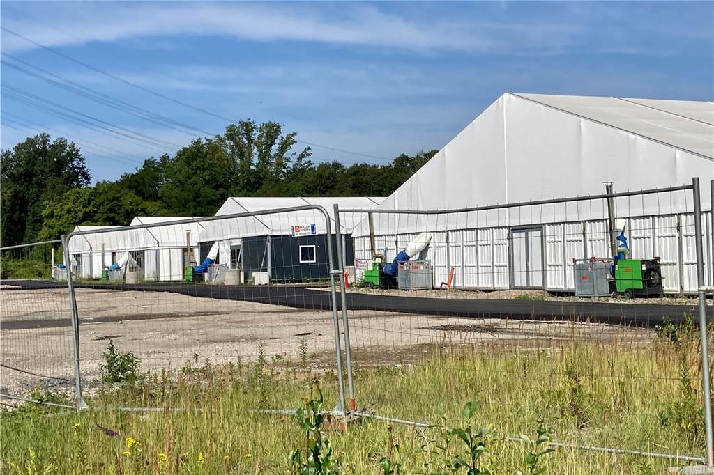 Notunterkunft an der B235 ist fast fertig - Bewohner nicht in Sicht Noch ist die Notunterkunft in Castrop-Rauxel an der B235 von Bauzäunen umschlossen. Ab 1. September sollen hier aber Menschen untergebracht werden können.