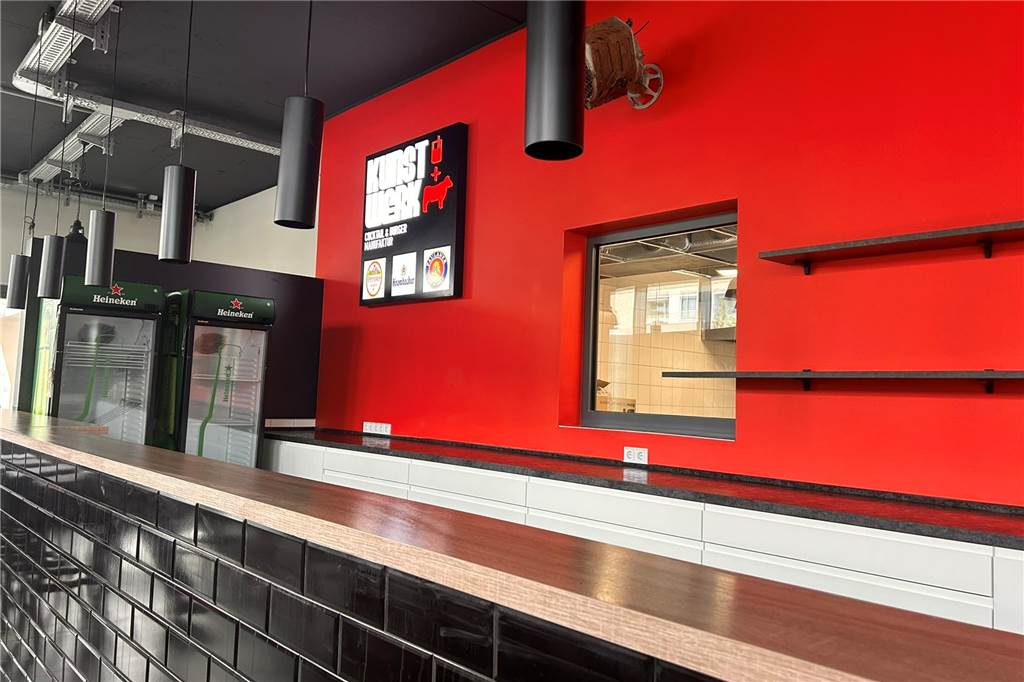 Burgerladen „Kunstwerk“ in Selm fast bereit für die Eröffnung Noch ist die Theke im „Kunstwerk" in Selm leer. Nur die Leucht-Reklame hängt schon.