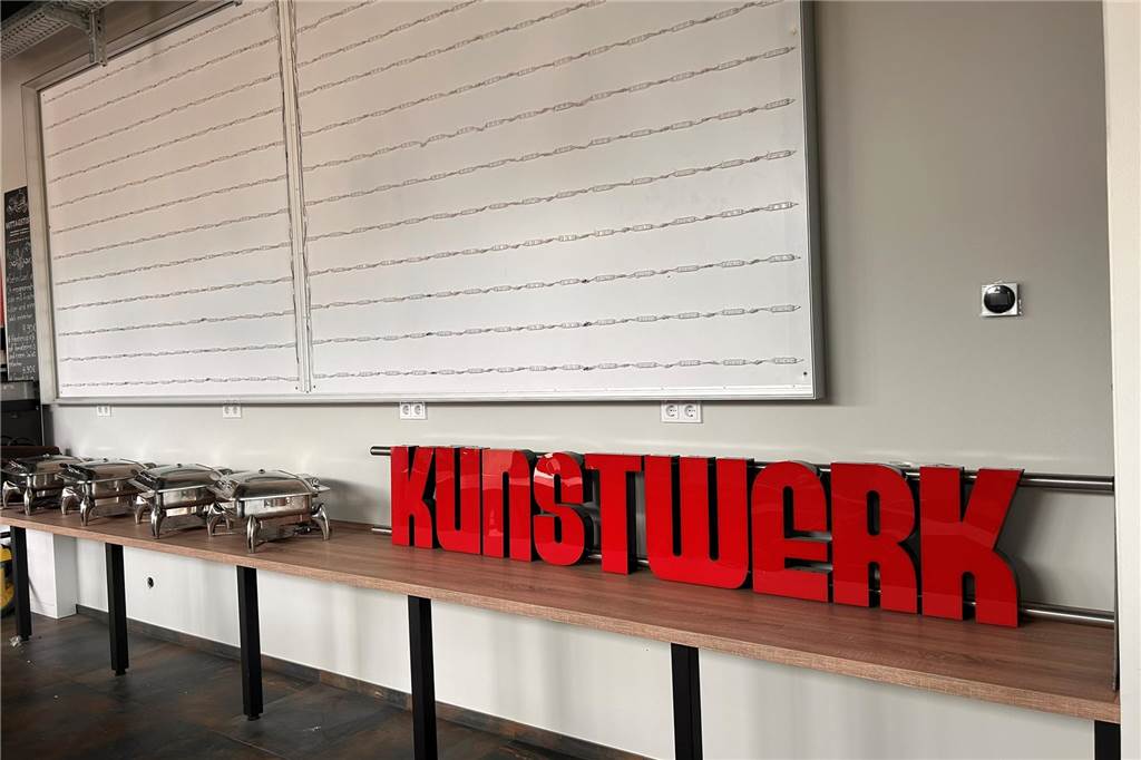 Burgerladen „Kunstwerk“ in Selm fast bereit für die Eröffnung Noch ist die Wand leer, doch derzeit arbeitet Künstler Alex Gockel an einem Werk für den Laden. Auch weitere Kunst wird noch ihren Platz an den Wänden finden.