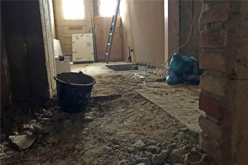 Altstadt Werne: Neuer Eigentümer erklärt im Video Pläne für zwei historische Gebäude Blick in eines der Zimmer des Fachwerkhauses. Noch ist hier eine große Baustelle.