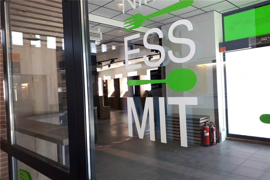 Café Cappuccino am Hauptbahnhof bleibt hinter den Erwartungen zurück Noch ist hier nichts los. Das soll sich aber bald ändern. Der Kiosk "Nimm Ess mit" im Hauptbahnhof soll im Juli eröffnen.