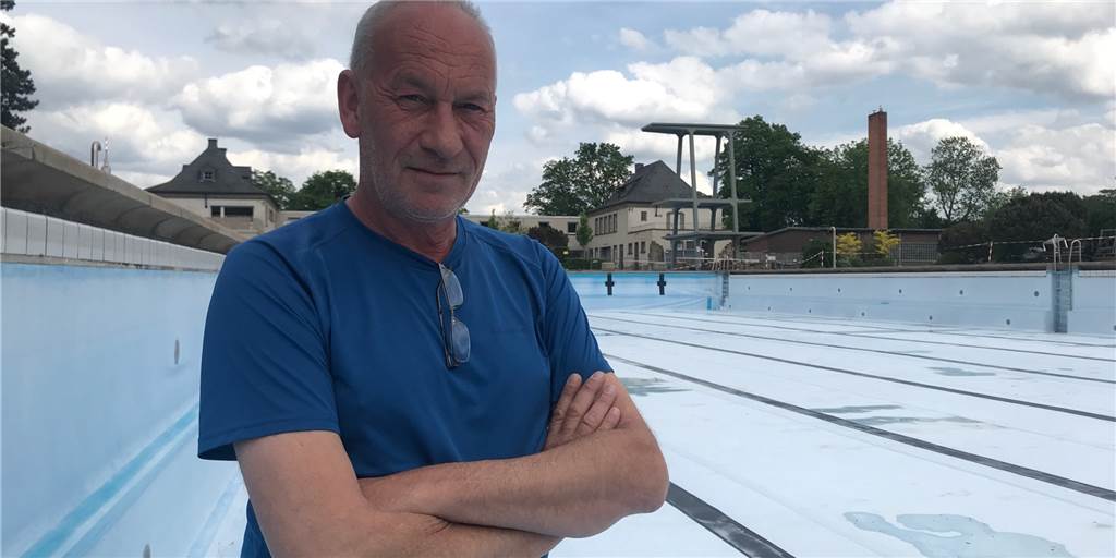 Sommer-Wetter kommt – aber viele Freibäder in Dortmund bleiben noch zu Noch ist kein Wasser im Becken: Sportwelt-Geschäftsführer Jörg Husemann am 12. Mai 2022 im Freibad Volkspark.