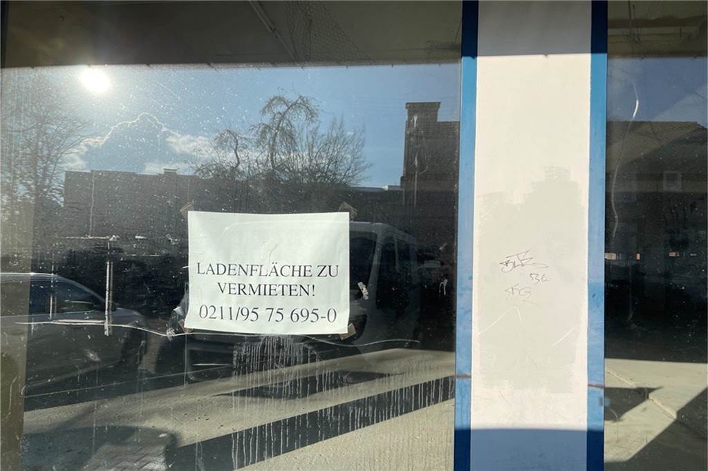 Neuer Mieter im ehemaligen Edeka-Geschäft in der Altstadt: Schnäppchenmarkt zieht ein Noch ist nicht die gesamte Fläche des Gebäudekomplexes an der Breiten Straße vermietet. Für einen Bäcker oder einen Friseur wäre noch Platz. Ein Schild mit der Nummer des Vermietungsgesellschaft hängt im Schaufenster.