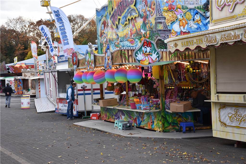 Sim-Jü-Liveblog: Der Krammarkt ist vorbei, jetzt kommt der Kirmes-Endspurt Ein Kirmesstand am Hagen bei Sim-Jü.