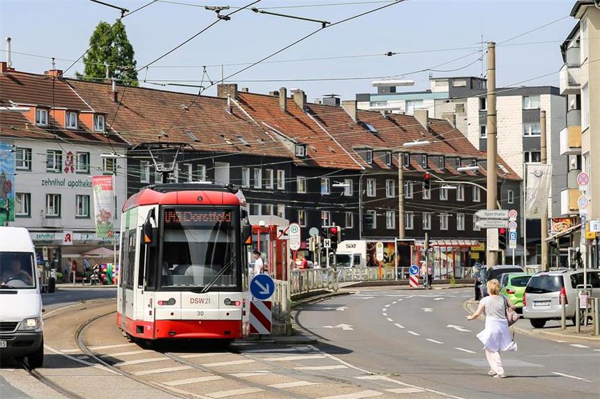 Der Hellweg wird zur Einbahnstraße Noch kann die Straßenbahn Am Zehnthof ungehindert fahren. Doch in der ersten Augusthälfte werden die Gleise zwischen der Einmündung Am Zehnthof und der Kreuzung Libori-/Alte Straße ausgetauscht. Busse ersetzen die Bahn