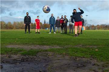 Noch kicken diese Jugendlichen im Dinkelstadion auf dem Platz direkt hinter dem Eingang auf Naturgrün, doch läuft alles nach Plan, dann wird dieses Spielfeld mal zu einem Kunstrasenplatz.