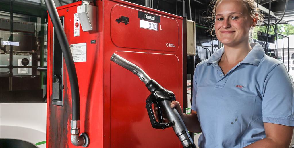 Weniger Busse, wenn Diesel fehlt? - Szenarien für die Energiekrise Noch können die Busse ohne Probleme im Brünninghause Betriebshof mit Diesel getankt werden. Bleibt das so?