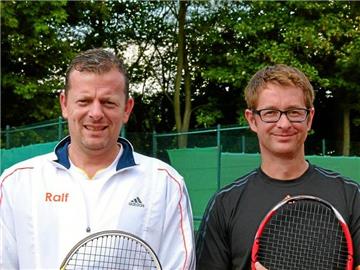 Noch lächeln die Kontrahenten: Ralf Hegermann (Werner TC, li.) gewann bei den Herren 40 das Finale gegen Tobias Heiburg (Grävingholz).