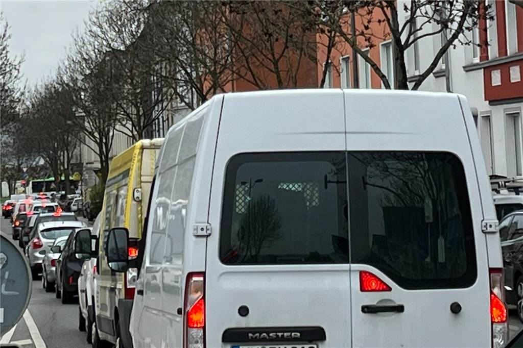 Borsigplatz ist kein Kreisverkehr mehr! Lange Staus sind die Folge Noch längere Staus als sonst: Autos stehen auf der Brackeler Straße Richtung Borsigplatz.