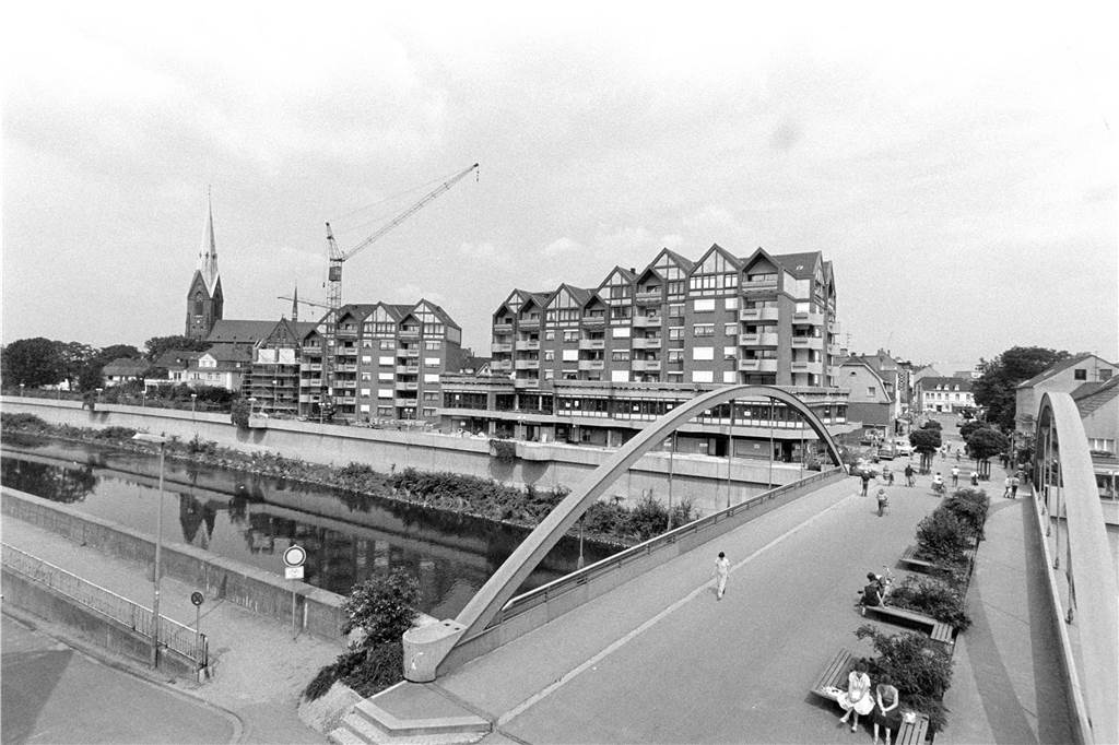 Noch laufen die Rohbauarbeiten an dem großen Komplex, der sich hinter der einige Jahre zuvor erneuerten Brücke über der Lippe erhebt. Er nahm den Platz ein, auf dem über einen sehr langen Zeitraum die Firma Quitmann angesiedelt war. 