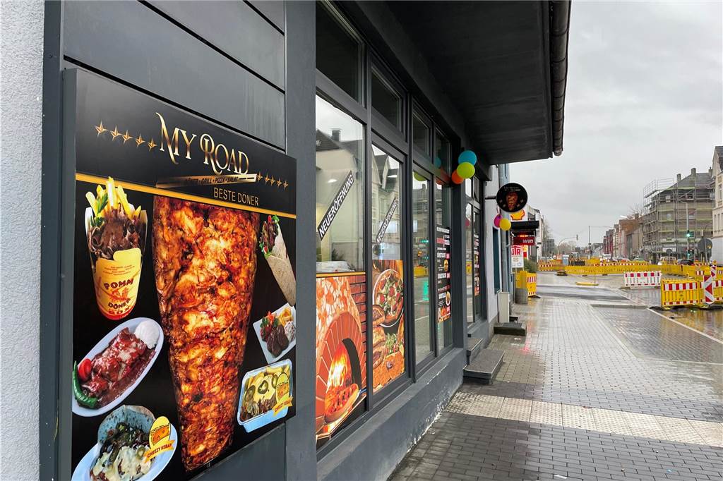 Die "Holzofenpizzeria", in der es jetzt auch Döner gibt, liegt mitten in der Baustelle auf der Provinzialstraße in Lütgendortmund nahe Stadtgrenze Bochum
