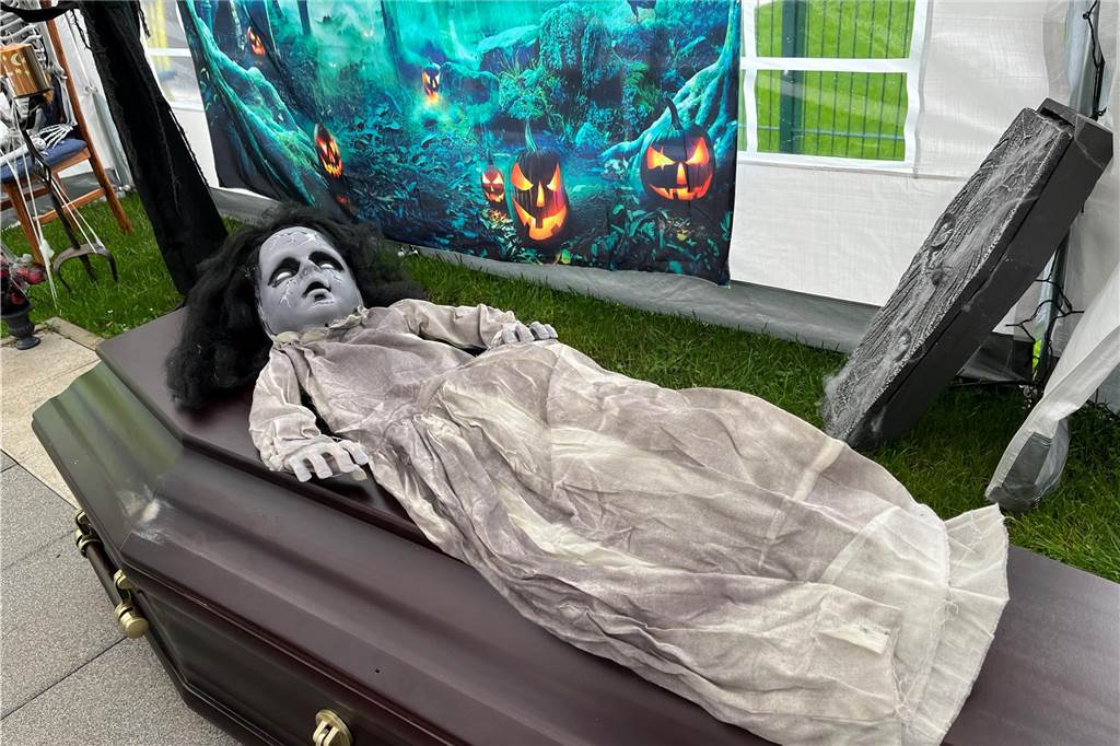 Familie Kamrau bittet an Halloween wieder in ihren Spukgarten Noch liegt Schneewittchen auf dem Sarg. Das ändert sich