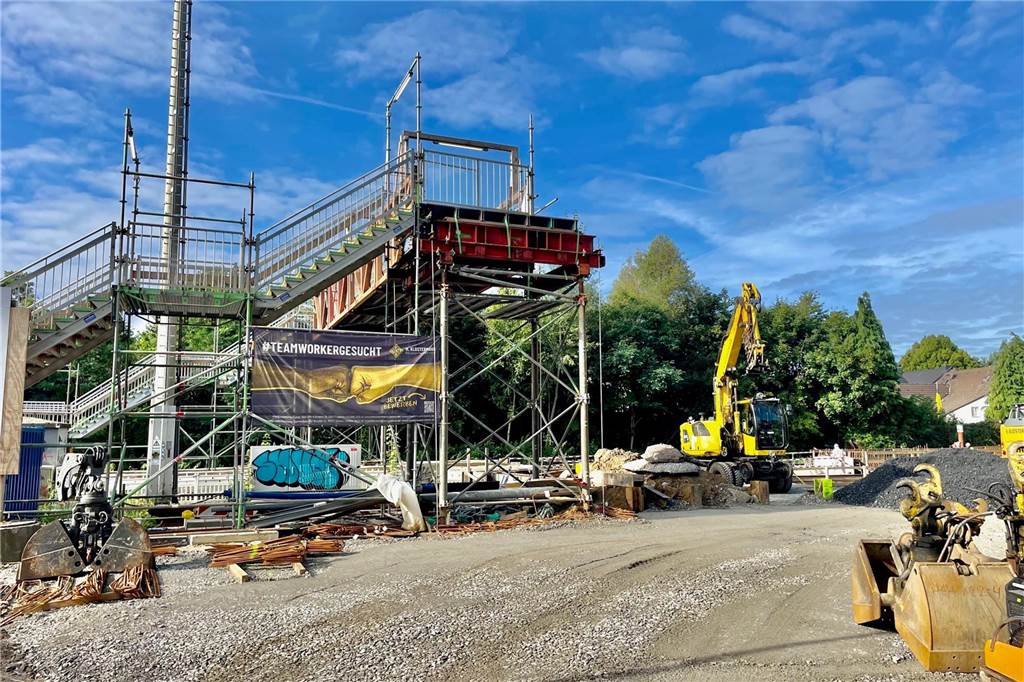 Noch müssen sich die Fahrgäste über die provisorische Brücke zum Bahnsteig quälen.
