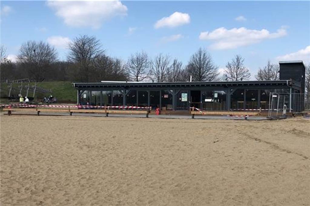 Café Seepark eröffnet trotz Corona: „Wird ein kleiner Urlaubsersatz sein“ Noch muss der Außenbereich des Cafés abgesperrt bleiben.