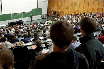 Noch nicht erwachsen - aber schon dabei: Minderjährige sind an deutschen Hochschulen zwar noch eine Seltenheit, ihre Zahl wächst aber. Foto: Kai Remmers
