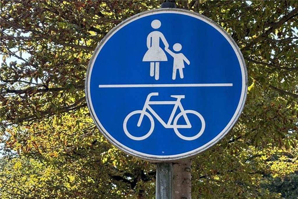 Passende Verkehrsschilder fehlen: Oedinger muss jetzt sein Rad schieben Verkehrsschild