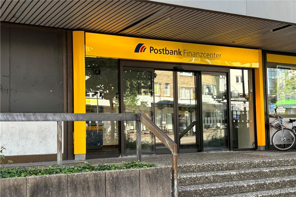 Eingang zum Postbank-Finanzcenter am Münsterplatz in Castrop.