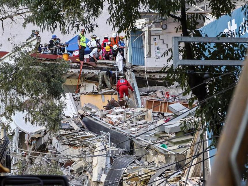 Erdbeben-Drama in Mexiko: Mehr als 220 Tote, viele Schäden Noch orten Rettungskräfte viele Überlebende unter den Trümmern des Erdbebens. Foto: Jose Luna