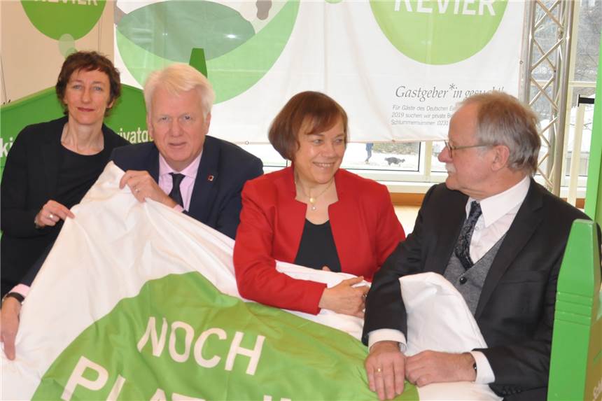 Egal, ob Sofa oder Gästebett: Wer hat im Juni noch Schlafplätze frei? „Noch Platz im Revier?“ lautet die Kampagne mit der Julia Helmke (Generalsekretärin des Kirchentages, v.l.), Ullrich Sierau (Oberbürgermeister), Annette Kurschus (Präses der Evangelischen Kirche von Westfalen) und Hans Leyendecker (Präsident des Kirchentages) Dortmunder Bürger motivieren wollen, Besucher bei sich aufzunehmen.