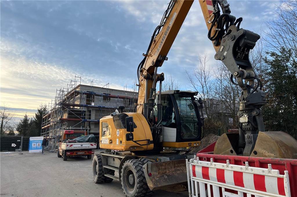 Neue Eigentumswohnungen kurz vor Vollendung: Das bieten und kosten sie Ein gelber Bagger steht vor dem Neubau eines Mehrfamilienhauses am Dietrich-Bonhoeffer-Weg in Herten.