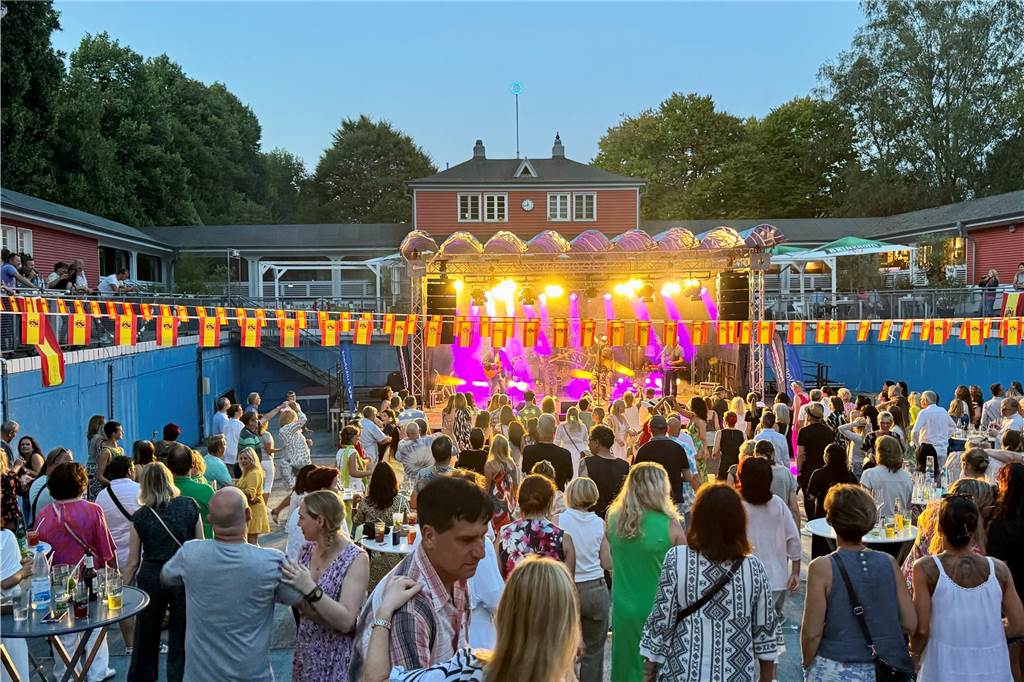 „Besondere Location“: Spanischer Abend im Parkbad Süd kam kurzfristig Noch reichlich Platz im Schwimmbecken des Parkbads Süd: Zum Tanzen war das allerdings perfekt.