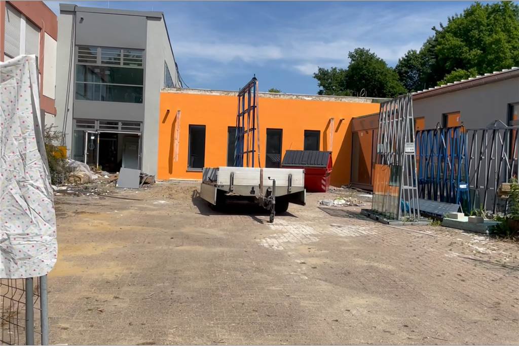 Europa-Grundschule bekommt Neubau - mit Dachterrasse und gemütlichen Sofa-Ecken Noch rollen täglich schwere Bagger und LKW über den Schulhof der Europa-Grundschule. Im Neubau laufen die Bauarbeiten auf Hochtouren.