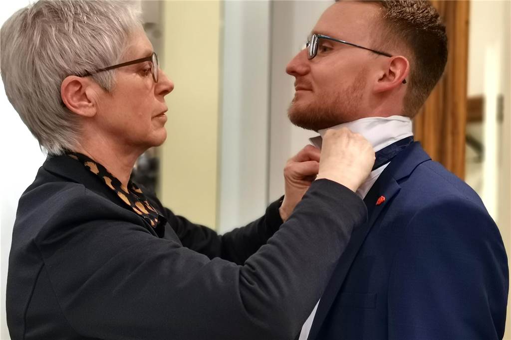 Zeitlose Eleganz: Benedikt Gertz kleidet sich im Modehaus Sinn ein Noch schnell alles ein wenig zurecht zuppeln: Heike Greim achtet darauf, dass alles passt.