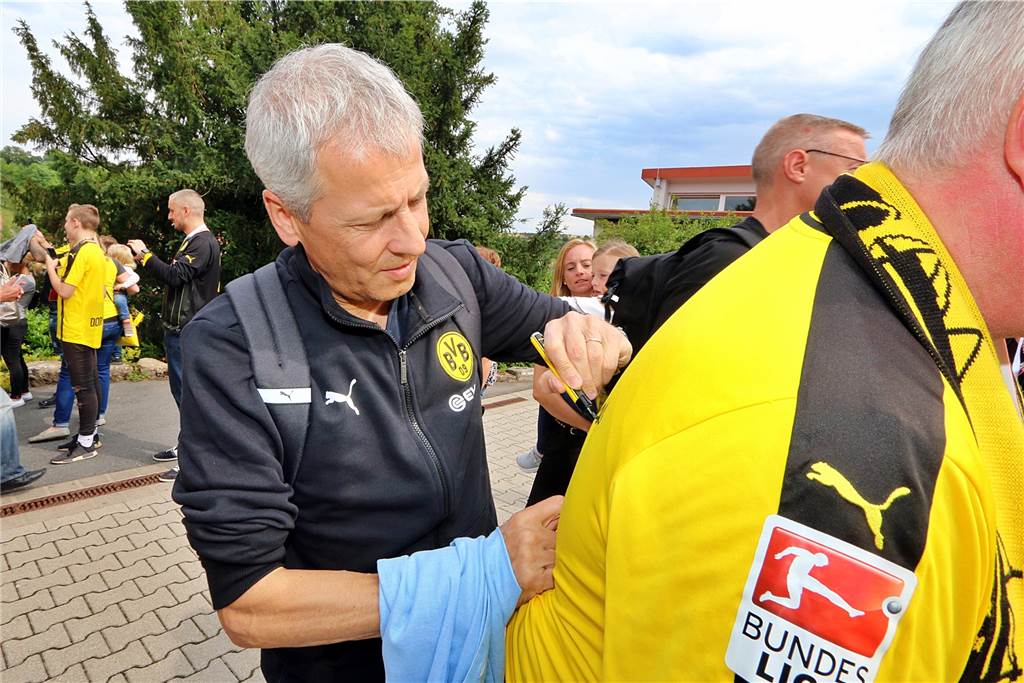 Schweinberg im Ausnahmezustand: 5000 Fans feiern sich und den BVB Noch schnell ein Autogramm von Trainer Lucien Favre abstauben.