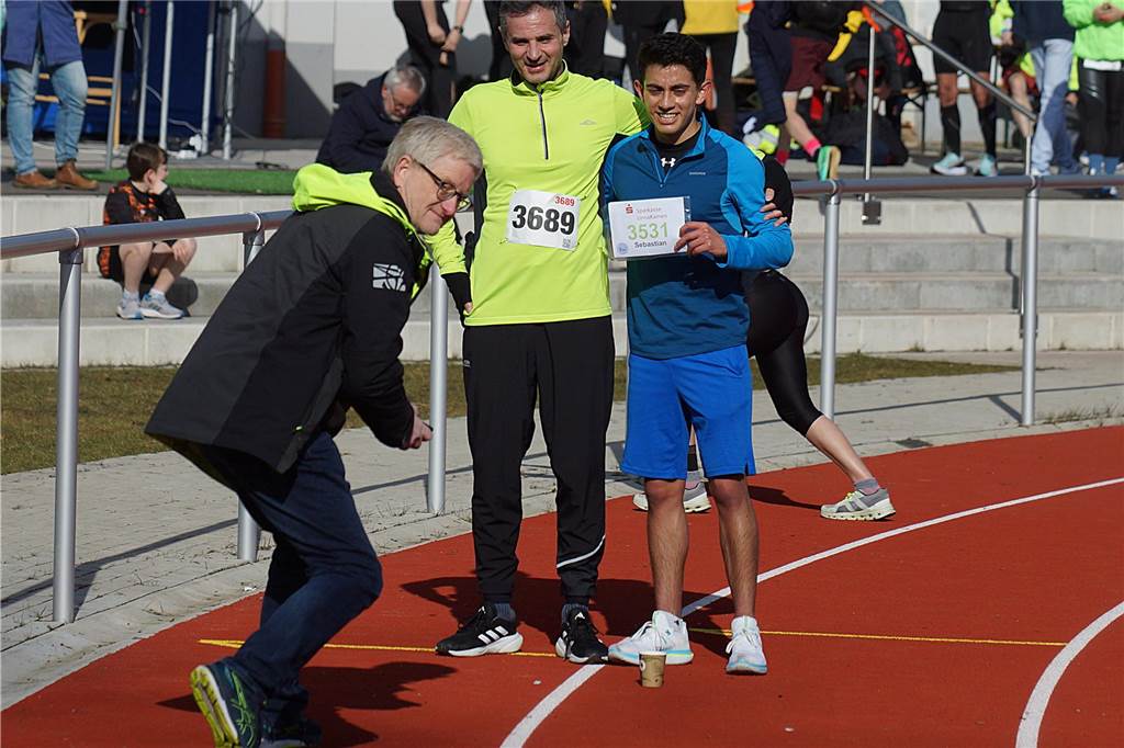 Noch schnell ein Erinnerungsfoto mit Amin El-Chami (LAZ Iserlohn - li. Platz 21) und Sebastian Orta Vera (Iserlohn - Platz Acht)