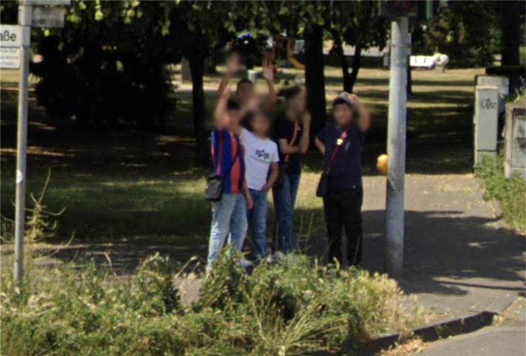 Lustige Momente durch bei Google Street View eingefangen Noch schnell in die Kamera winken.