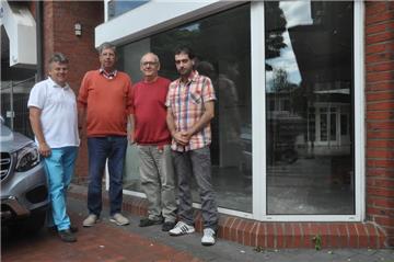 Noch sieht es leer aus, innen sind die Renovierungsarbeiten in vollem Gange (v.r.): Wolfgang Andree, Günter Unkrig, Reiner Koch und Sinan Sleem sind seit einer Woche mit dem Streichen der Räume beschäftigt.