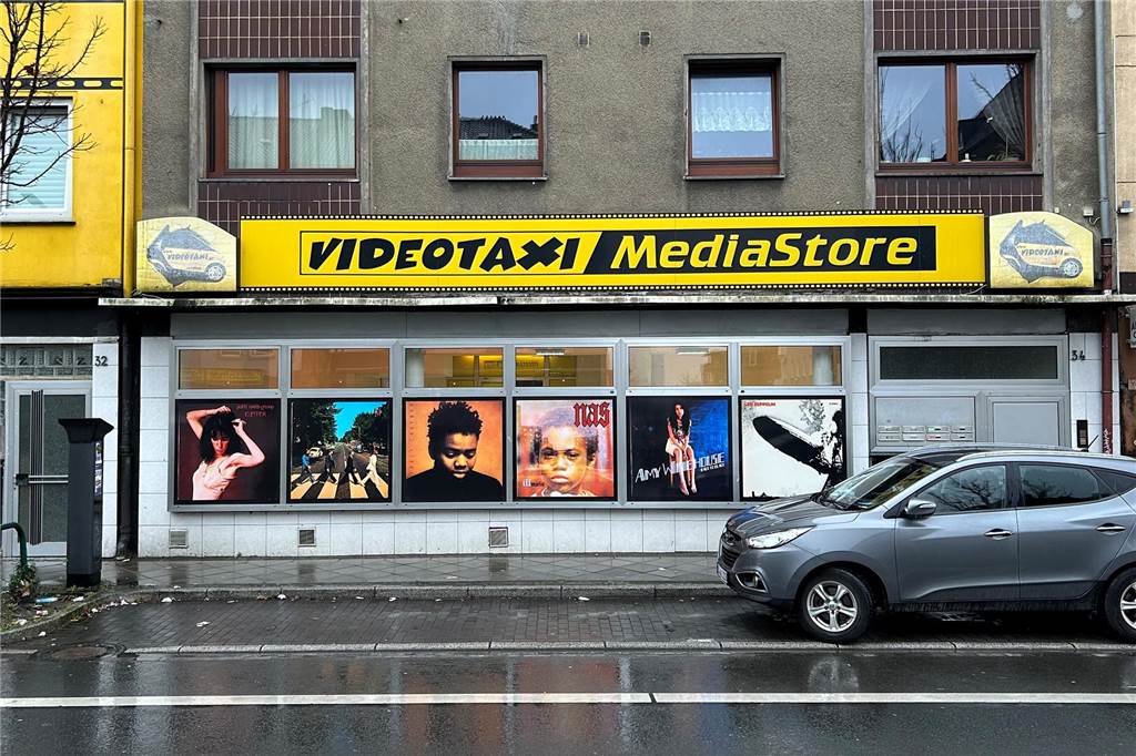 Aus „Videotaxi“ wird „Black Plastic Records“: Valentin und Michael bauen Ex-Videothek um Fassade Black Plastic Records Rhenische Straße 32 Dortmund Videotaxi Media Store neuer Laden neu
