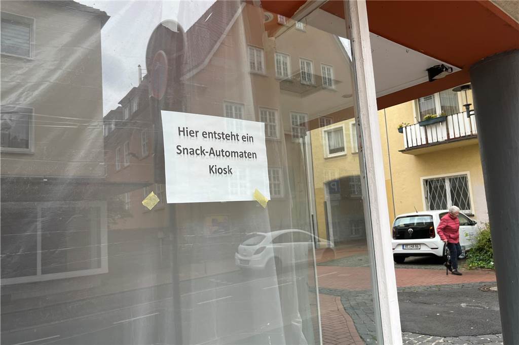 Ein Kiosk für Snackautomaten soll in die Altstadt kommen Auf einem Schild an der Mühlenstraße 5 steht, dass in dem Ladenlokal bald ein Snackautomaten-Kiosk eröffnet.
