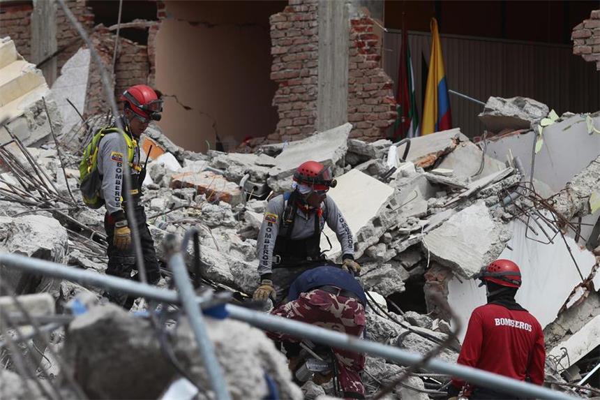 Zahl der Toten nach Erdbeben in Ecuador weiter gestiegen Noch sind die Bergungsarbeiten nach dem schweren Erdbeben bei weitem nicht abgeschlossen. Die Stadt Pedernales wurde praktisch zerstört.