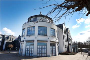 Noch sind die Fenster zugeklebt. Bald aber sollen die Arbeiten beginnen, um das ehemalige Restaurant Nauticus in Bergkamen ins „Pier 47“ zu verwandeln.