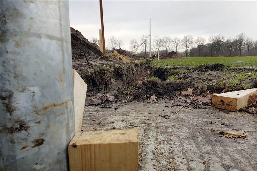 Neue Flutlichtanlage für RW Nienborg wächst Stück für Stück in die Höhe Noch sind die Gräben nicht wieder zugeschüttet. Die unteren Teile der Flutlichtmasten werden derzeit noch von Holzkeilen und Holzplanken gestützt.