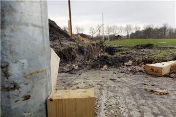 Noch sind die Gräben nicht wieder zugeschüttet. Die unteren Teile der Flutlichtmasten werden derzeit noch von Holzkeilen und Holzplanken gestützt.