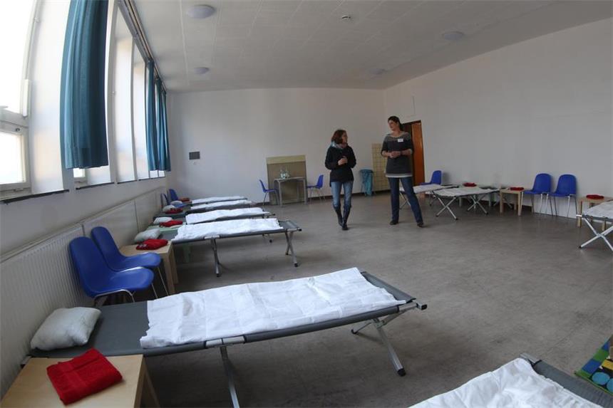 Hier leben bald Flüchtlinge im Klassenzimmer Noch sind die Räume der alten Abendrealschule an der Adlerstraße karg eingerichtet - richtige Betten und Schränke sollen bald geliefert werden.