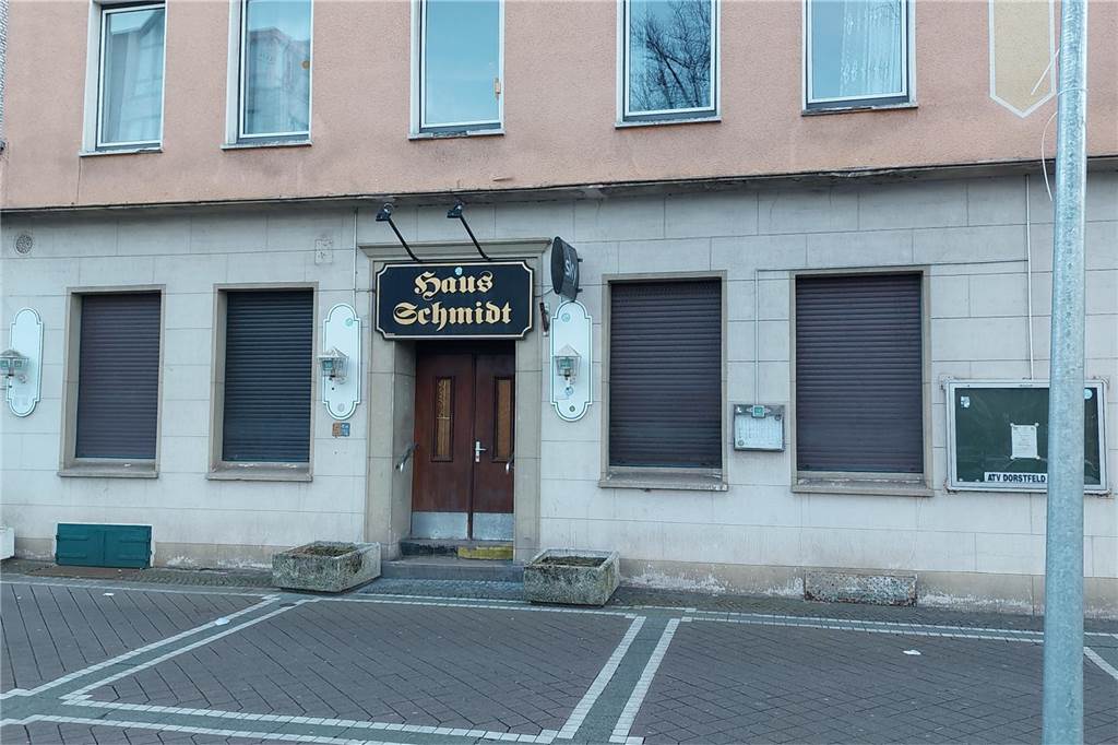 Legendäres Vereinsheim: Dortmunder Traditionskneipe öffnet wieder Noch sind die Rollläden unten - doch am 1. April 2022 wird "Haus Schmidt" am Wilhelmplatz Dorstfeld wieder öffnen.