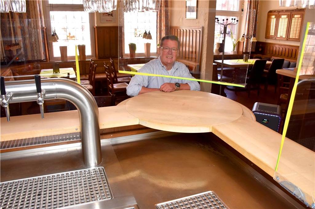 Noch sitzt Dirk Rolfes allein an seiner Theke in der Marktschänke. Er hofft, dass er vielleicht schon in zwei Wochen öffnen darf. Die Stadt Ahaus hat noch keinen aktuellen Stand zum Start des Projekts Modellkommune. Erst einmal muss die Inzidenz für sieben Tage unter die 100er-Grenze fallen.
