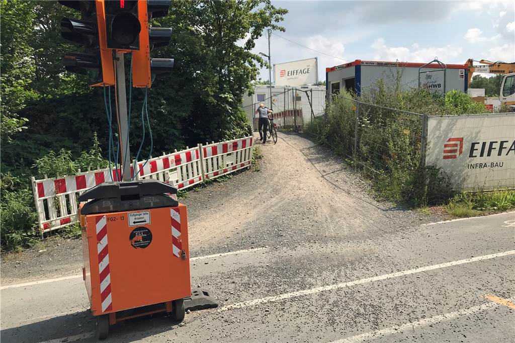 Noch so ein Ärgernis: Um von der Kamener Straße in Werne auf die Fahrradbrücke zu gelangen, müssen Radfahrer einen Hügel hinauf. Die meisten steigen dabei sicherheitshalber vom Rad ab. 