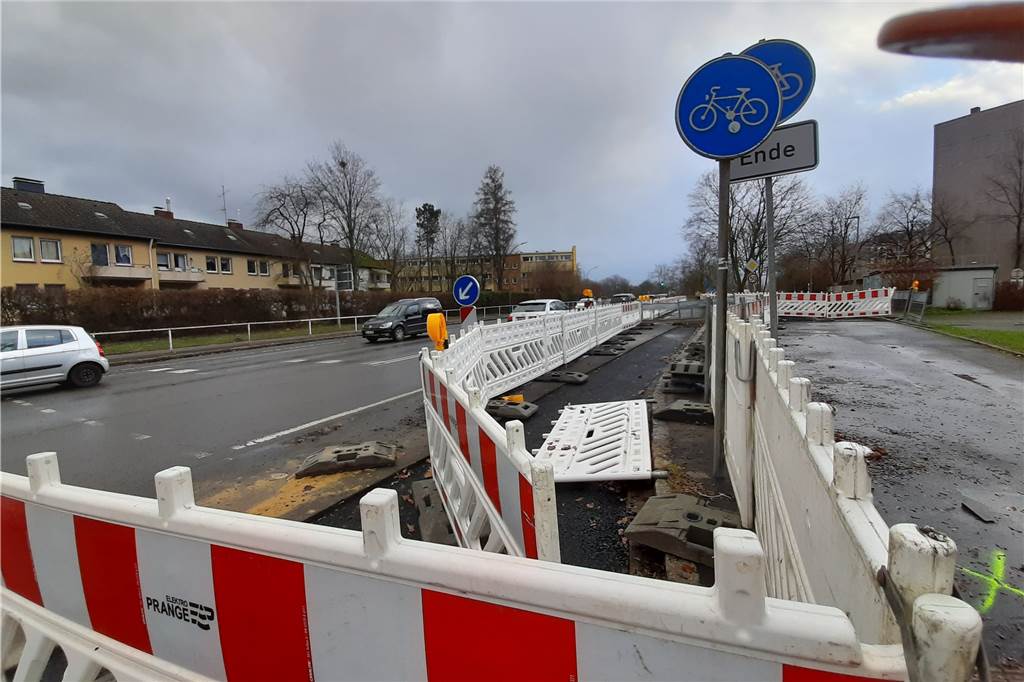 Dauerbaustelle ist weg – Endlich freie Fahrt ohne Stau am Hombruchsfeld Noch stehen am Straßenrand einige Absperrungen, die an die riesige Baustelle erinnern. Noch sind die Arbeiten noch nicht vollständig erledigt, Der Verkehr rollt aber wie gewohnt.