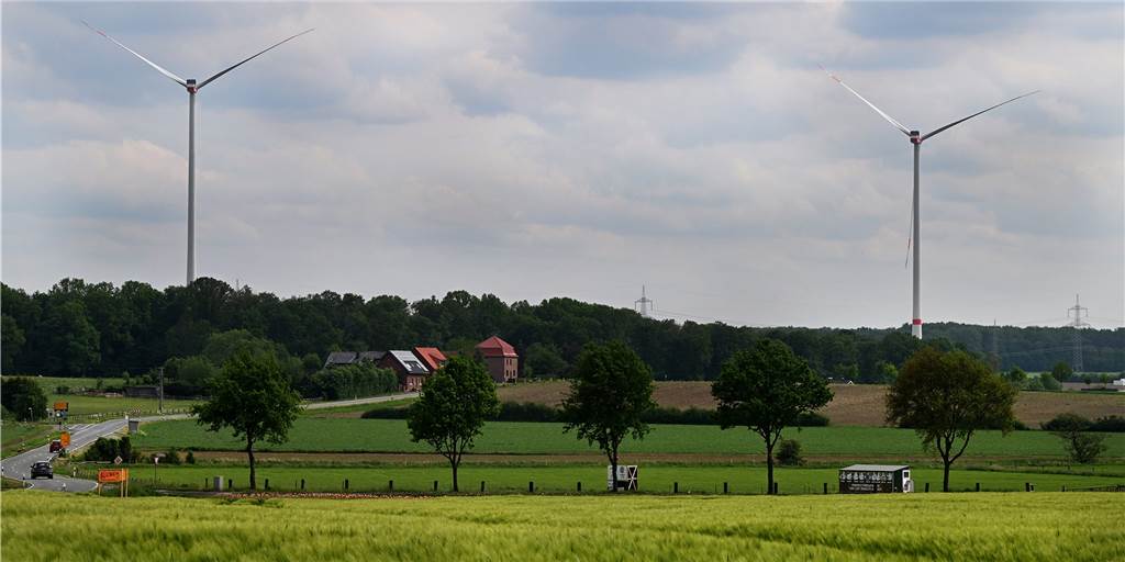 Mit Video: Jetzt stehen Wernes neue Windräder auf dem Pferdekamp Zwei Windräder stehen auf einem Feld.