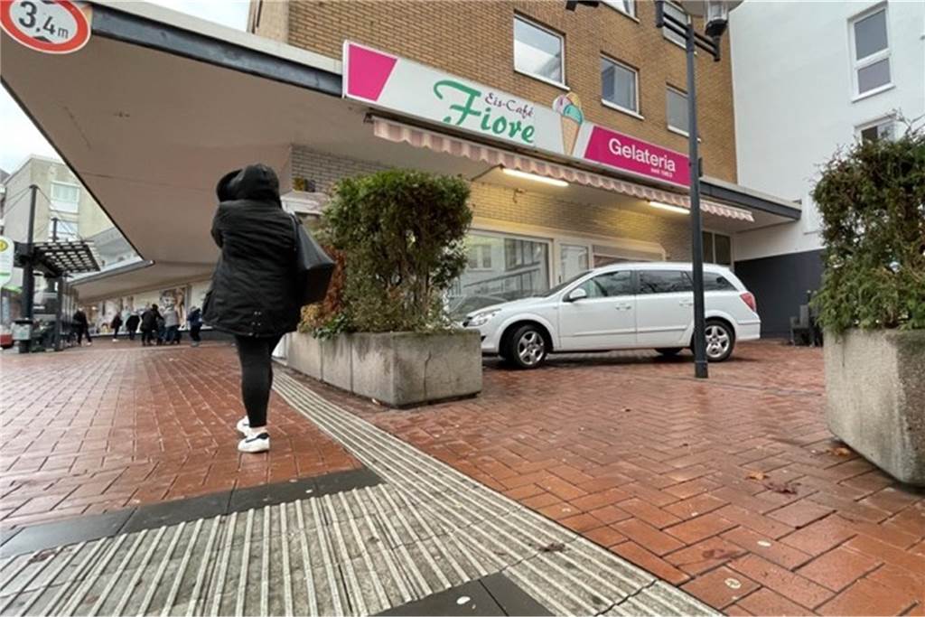 Wie drei Castroper Läden von Billigmieten in der Altstadt profitieren Noch stehen die Räume des Eiscafés am Busbahnhof leer.