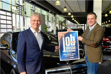 Noch stehen in der Ausstellungshalle lauter Fahrzeuge hinter Mercedes-Niederlassungsleiter Gerd Hewing (l.) und Jörn Schulte-Hillen von der Agentur Barlag. Am Wochenende findet hier die zehnte Jobmesse Dortmund statt.