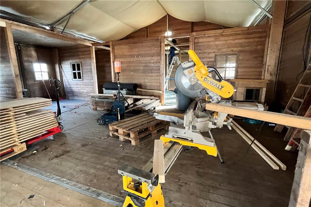 Arktice: Aufbau für riesige Eisfläche und Goldenen Hirsch in Ahaus läuft Noch stehen überall Werkzeug und Maschinen, noch wird an allen Ecken und Enden unter Hochdruck gearbeitet. Sechs Wochen lang soll die Arktice ab 22. November Besucherströme nach Ahaus locken. Mit der Eisfläche, mit Gastronomie und Veranstaltungen.